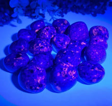 Load image into Gallery viewer, Yooperlite Tumbled Stone
